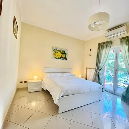 Short-lets D33, Part Of The House Is Available For Short-term In Center Appartement *